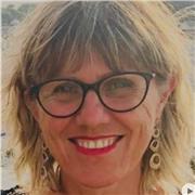 Insegnante con esperienza trentennale impartisce lezioni a studenti della scuola elementare